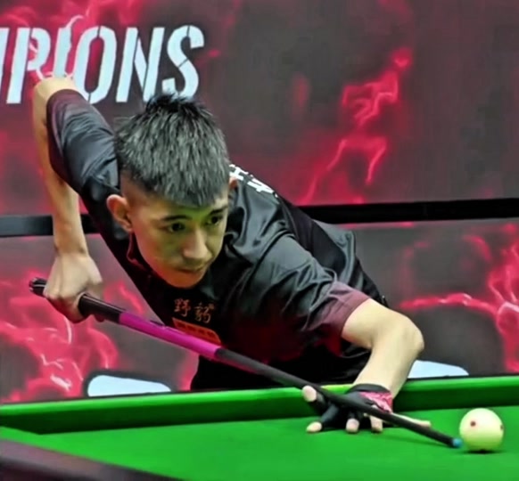 两位选手在 两位选手在